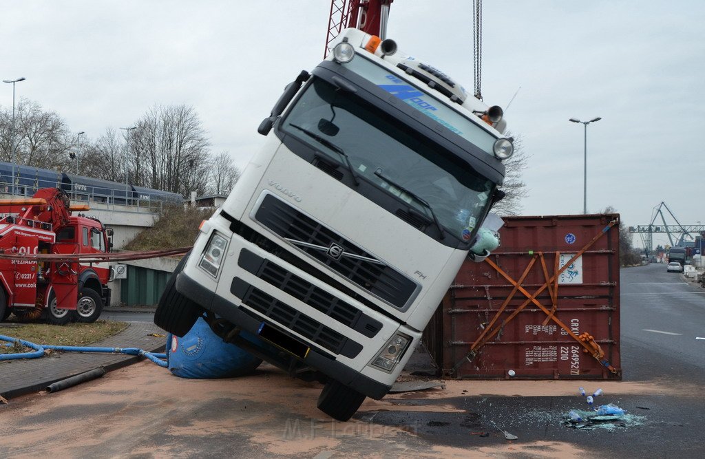 LKW umgestuerzt Niehler Hafen P164.JPG